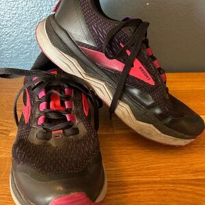 Brooks Women's Black and Pink Athletic Shoes